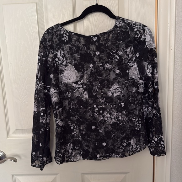 Women’s reversible black and white blouse (stretchy fabric) - Picture 2 of 9